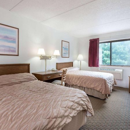 Super 8 By Wyndham Groton Hotel Exterior photo