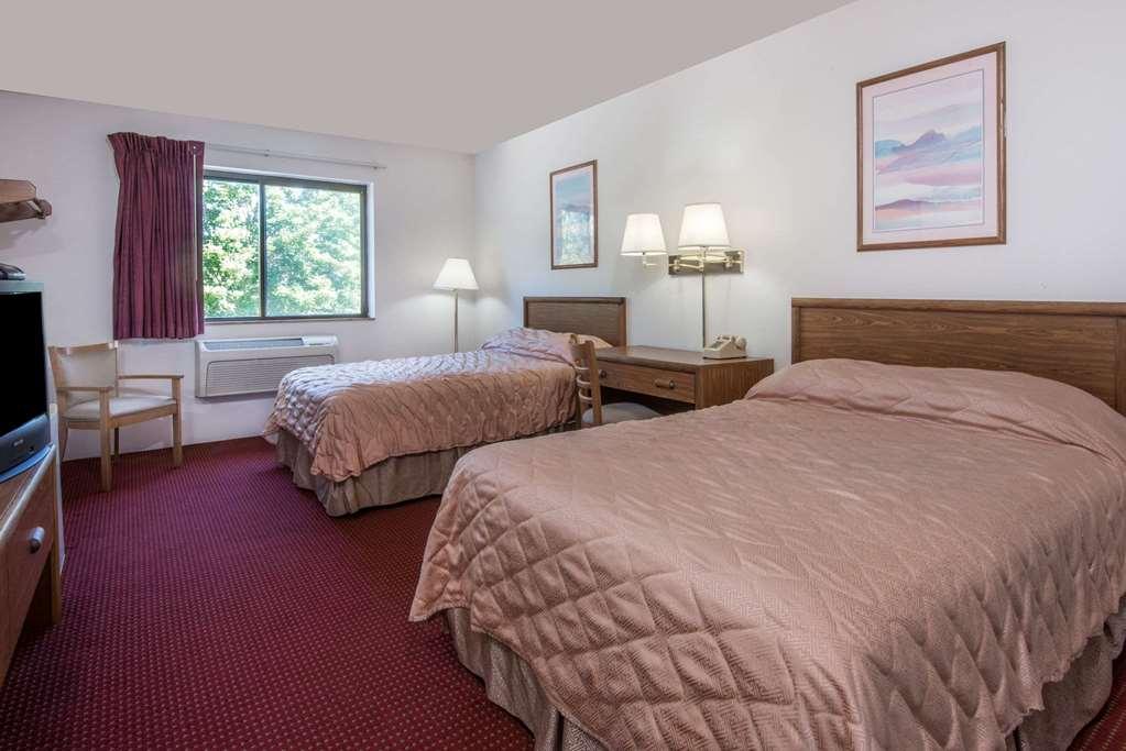 Super 8 By Wyndham Groton Hotel Room photo