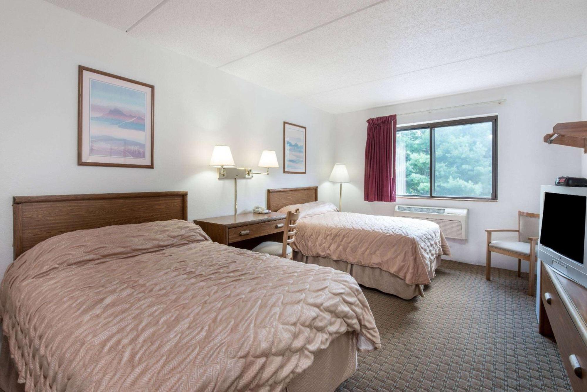 Super 8 By Wyndham Groton Hotel Exterior photo